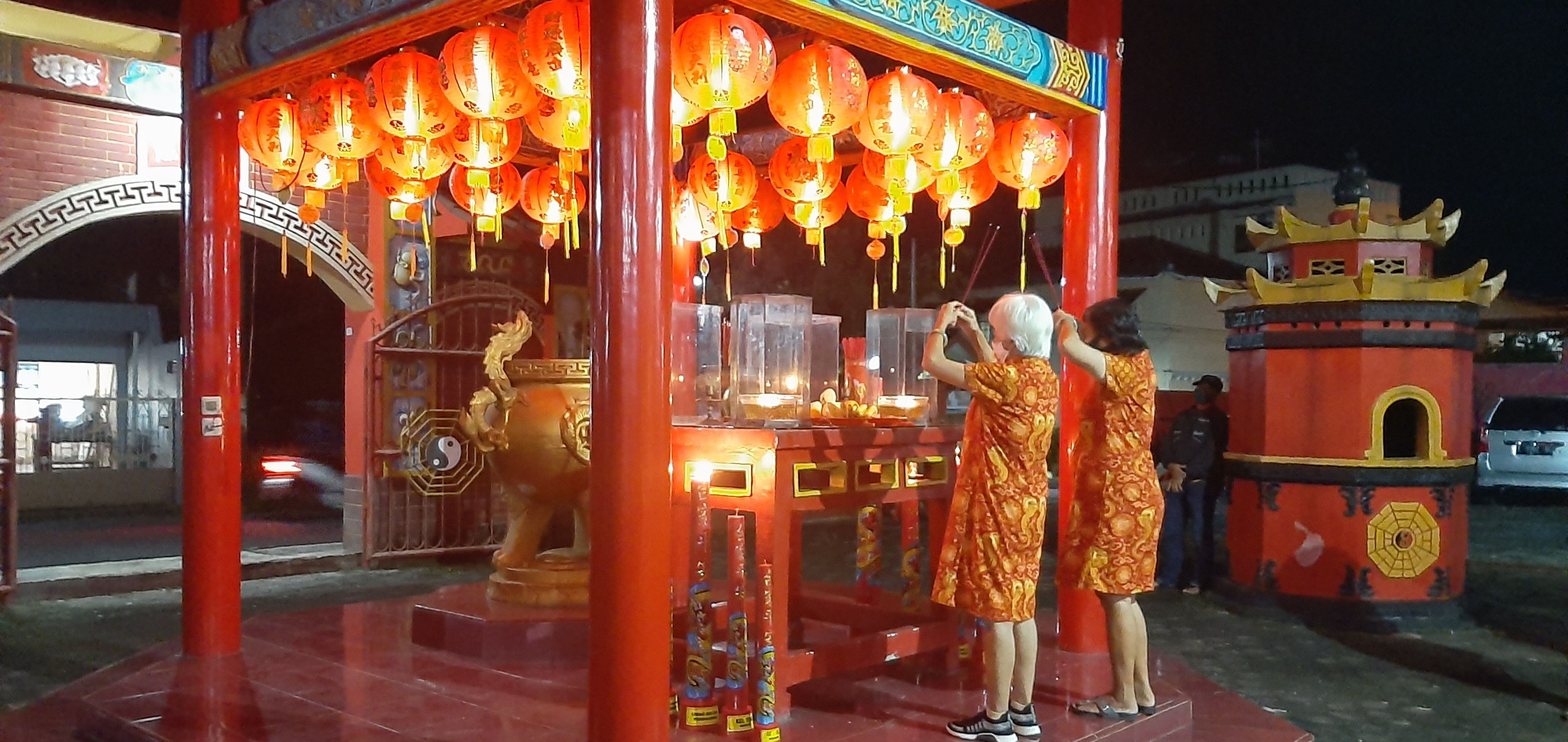 Warga Tionghoa berdoa di Tempat Ibadah Tridharma Hok Tek Bio Purbalingga.