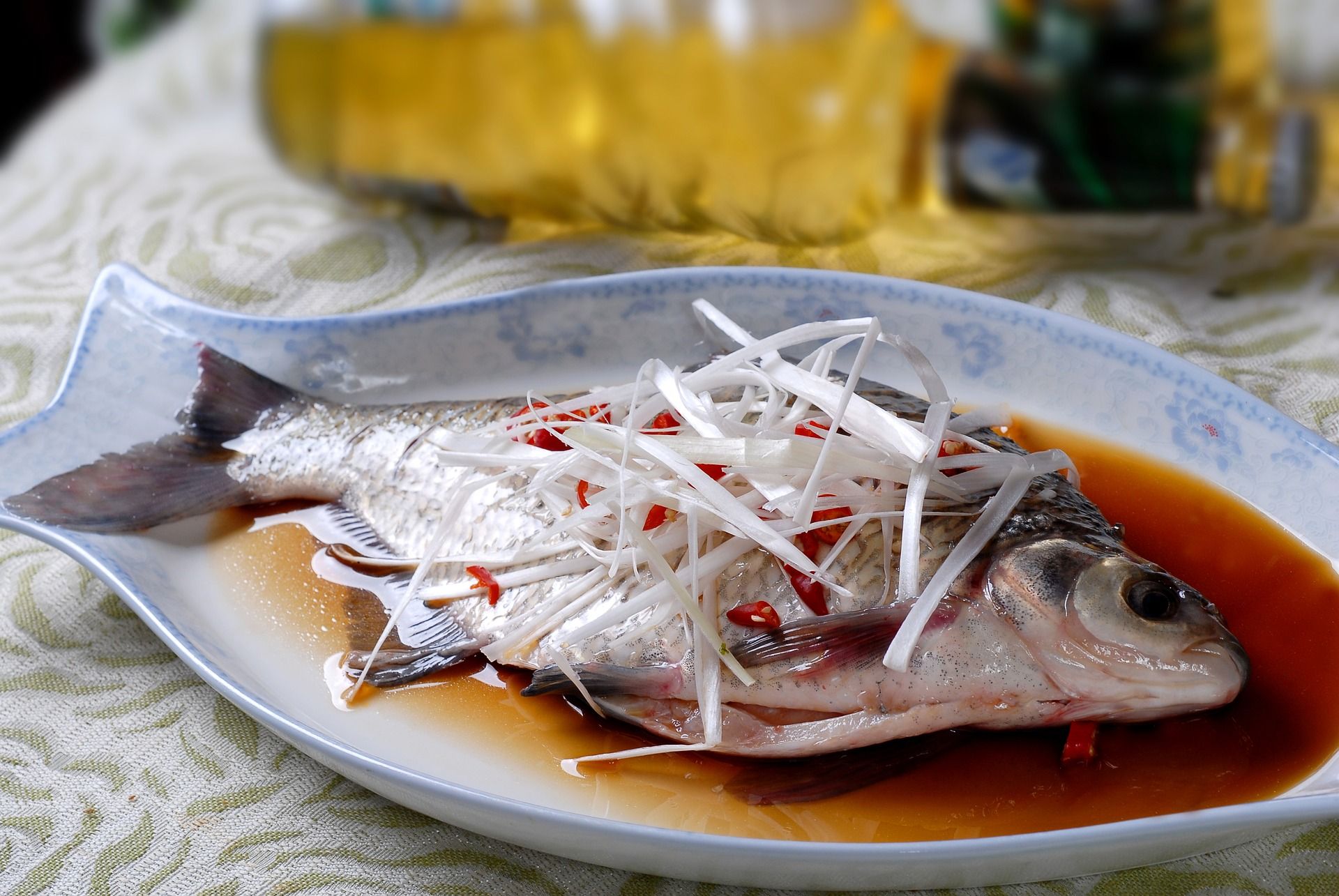 Ikan utuh merupakan salah satu makanan khas Imlek.