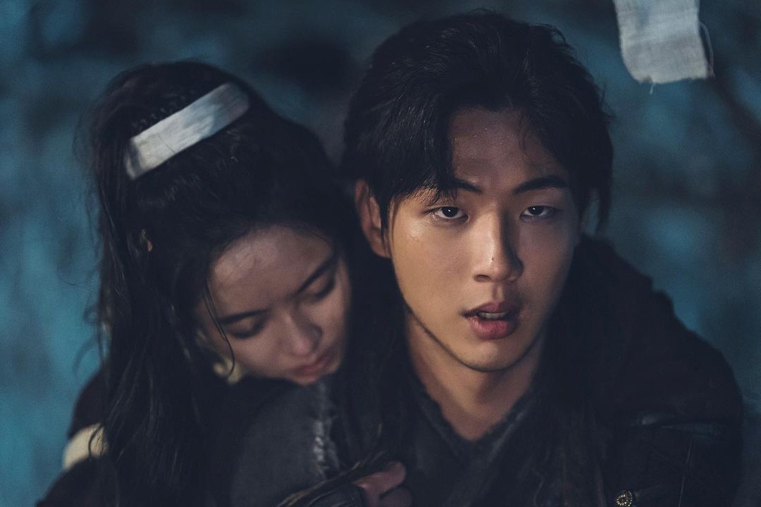 Potongan gambar dari adegan River Where the Moon Rises antara Kin So Hyun dan Ji Soo.