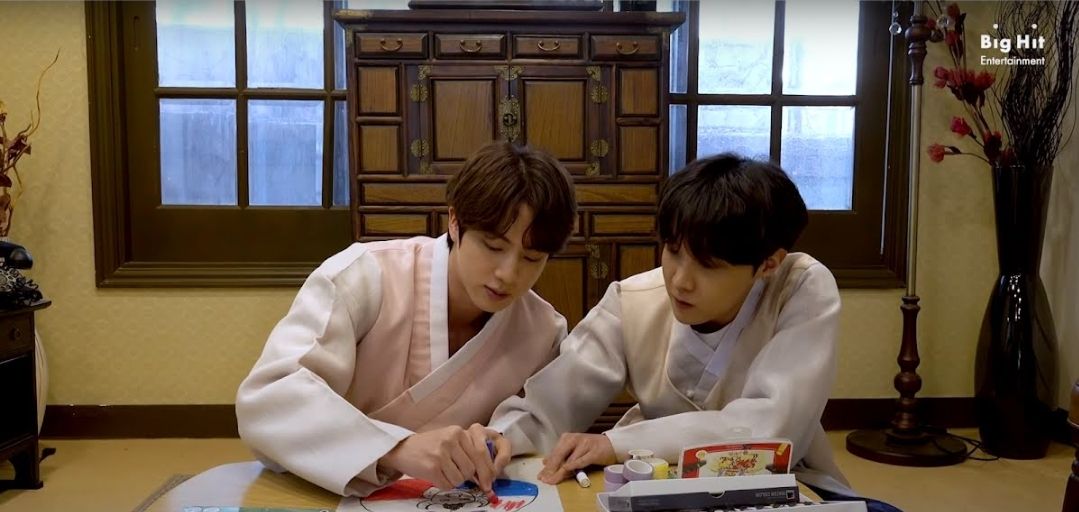 Jin dan J-Hope BTS mewarnai kartu ucapan Selamat Tahun Baru Imlek