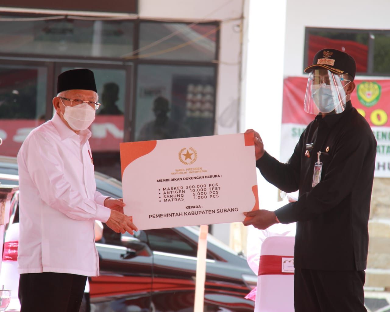 Wapres Ma'ruf Amin secara simbolis menyerahkan bantuan dari Istana ke korban banjir di Subang kepada Bupati Ruhimat/Foto: Prokompim Setda Subang