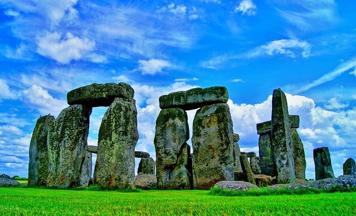 Monumen prasejarah Stonehenge di Inggris.*  