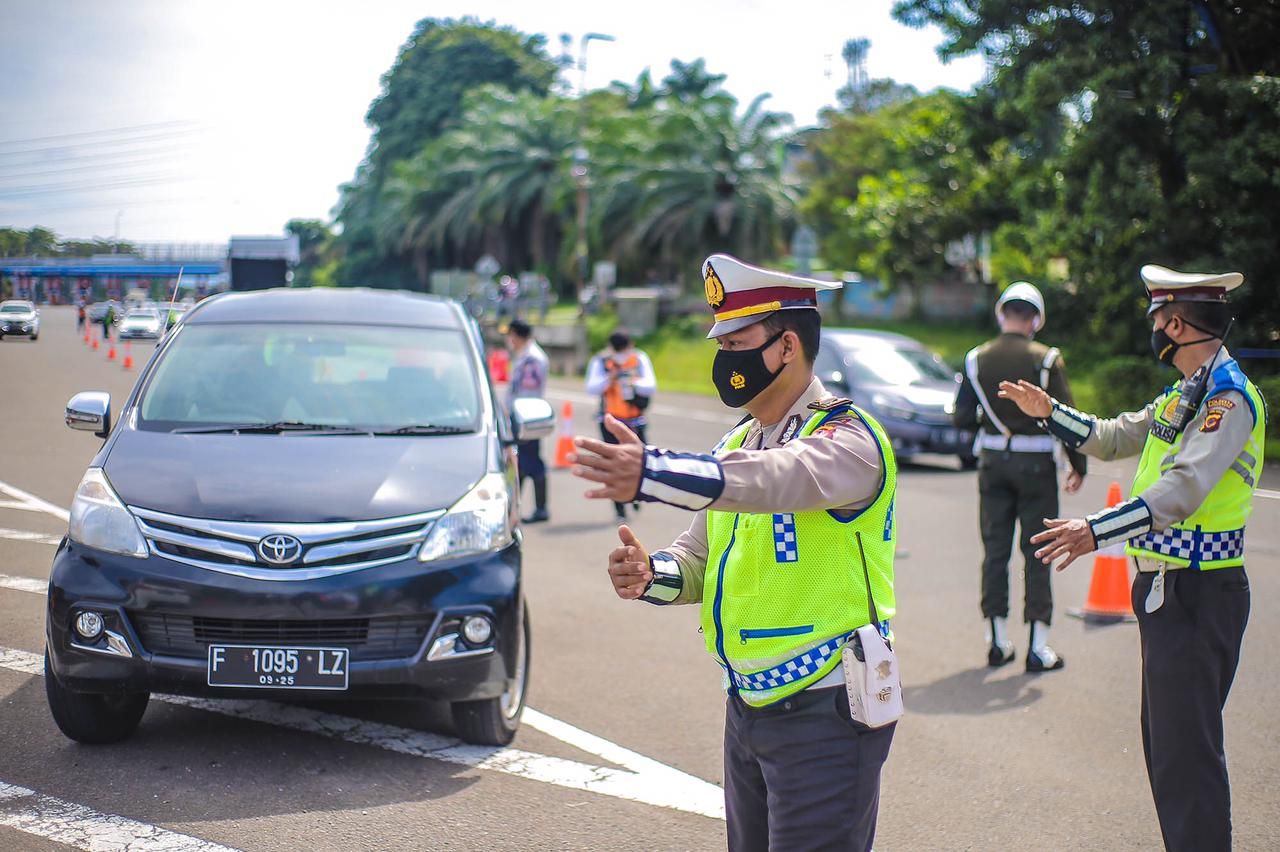 Petugas gabungan saat melakukan penyekatan kendaraan pada sistem ganjil genap di Kota Bogor, Jumat 12 Februari 2021.