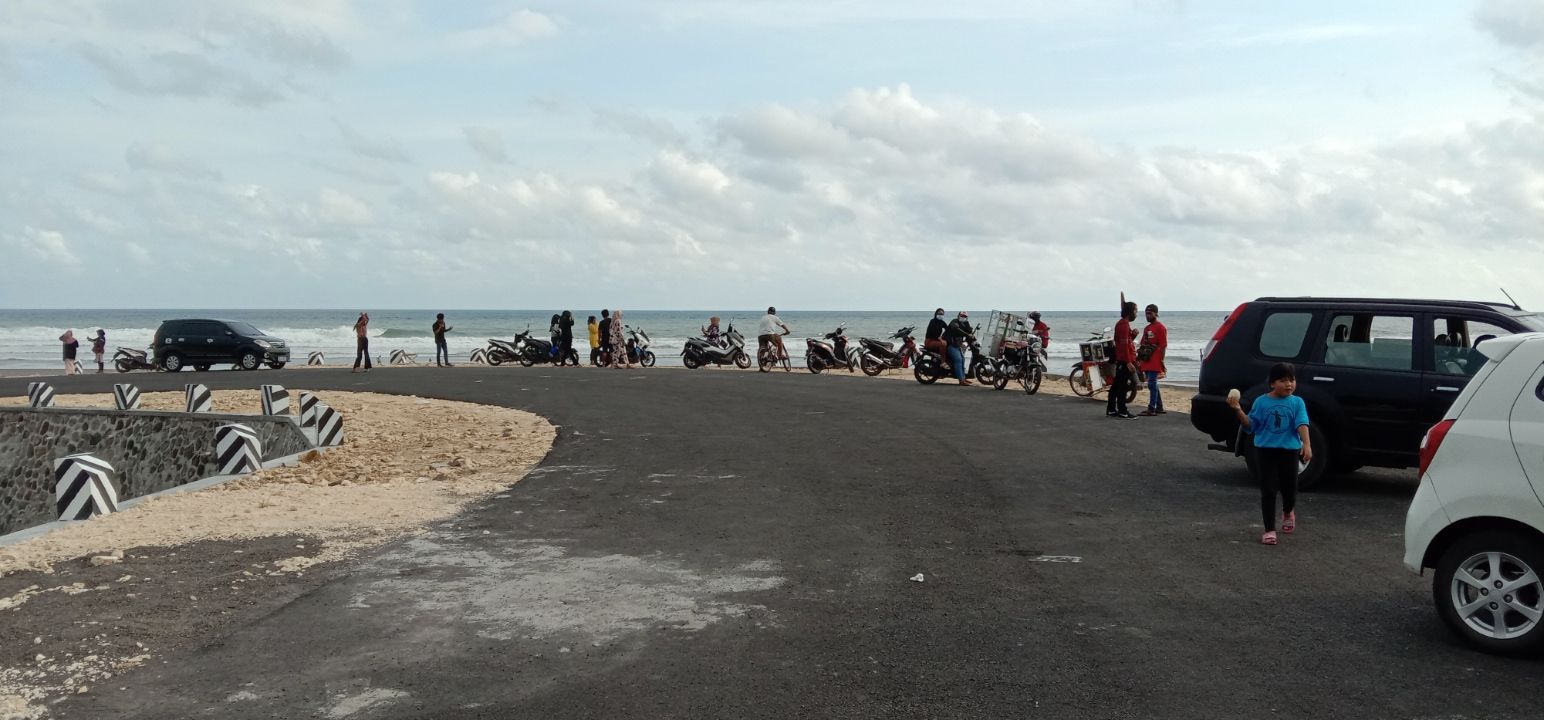Sejumlah pedagang keliling sibuk melayani pembeli di lokasi jalan jembatan jalur pantai di blok Pamugaran pantai barat Pangandaran, Sabtu, 13 Februari  2021.