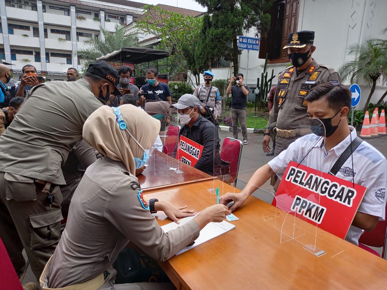 Salah satu pengendara moge yang menerobos ganjil genap di Kota Bogor ditangkap petugas gabungan dan langsung menjalani sanksi denda di Balaikota Bogor, Sabtu 13 Februari 2021.*