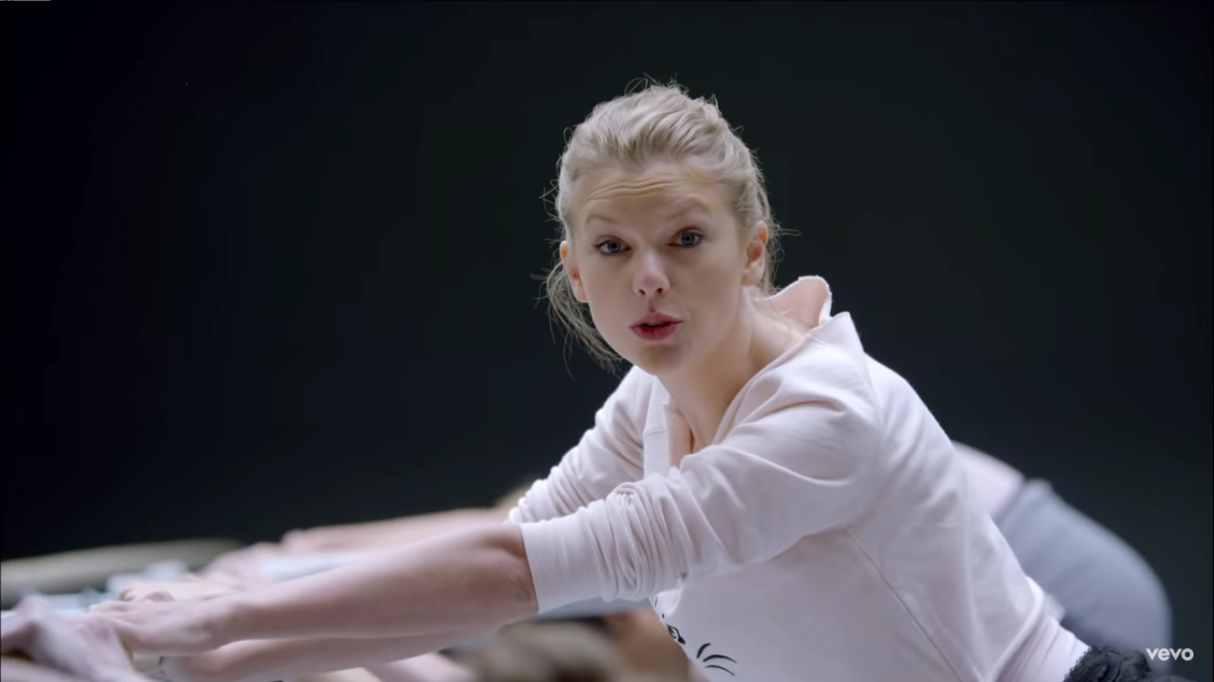 Taylor Swift dalam video klip 'Shake It Off'., link download lagu...