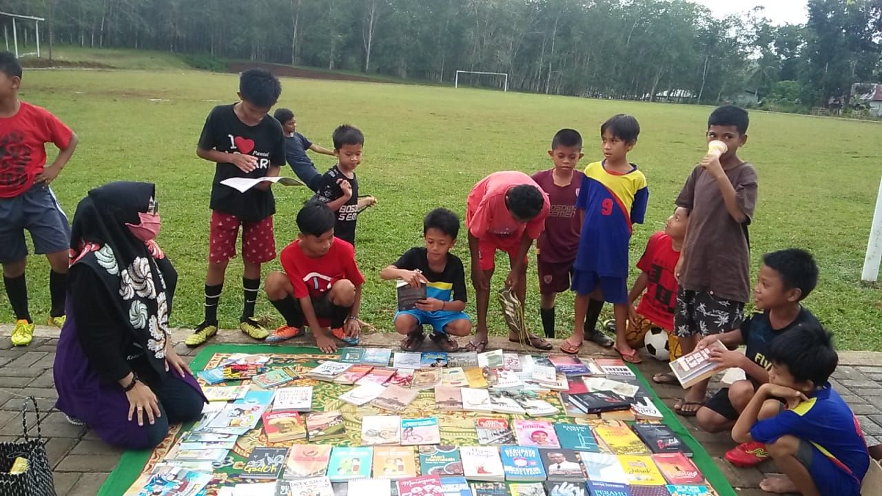 Sehabis main bola, anak-anak menyerbu lapak baca gratis Literasi satu Atap.*