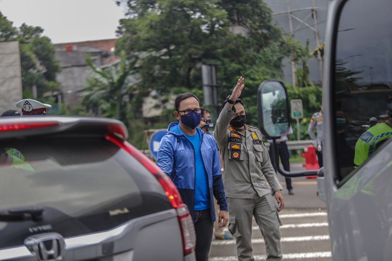 Wali Kota Bogor Bima Arya saat meninjau hari terakhir pemberlakuan kebijakan ganjil genap kendaraan di gerbang keluar tol Baranangsiang, Kota Bogor, Minggu 14 Februari 2021.