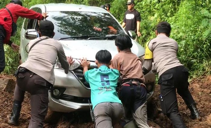 Sejumlah warga dan polisi tengah mengevakuasi kendaraan Avanza  nopol Z-1167 LD yang tersesat di Hutan Gunung Putri Kabupaten Majalengka.*  