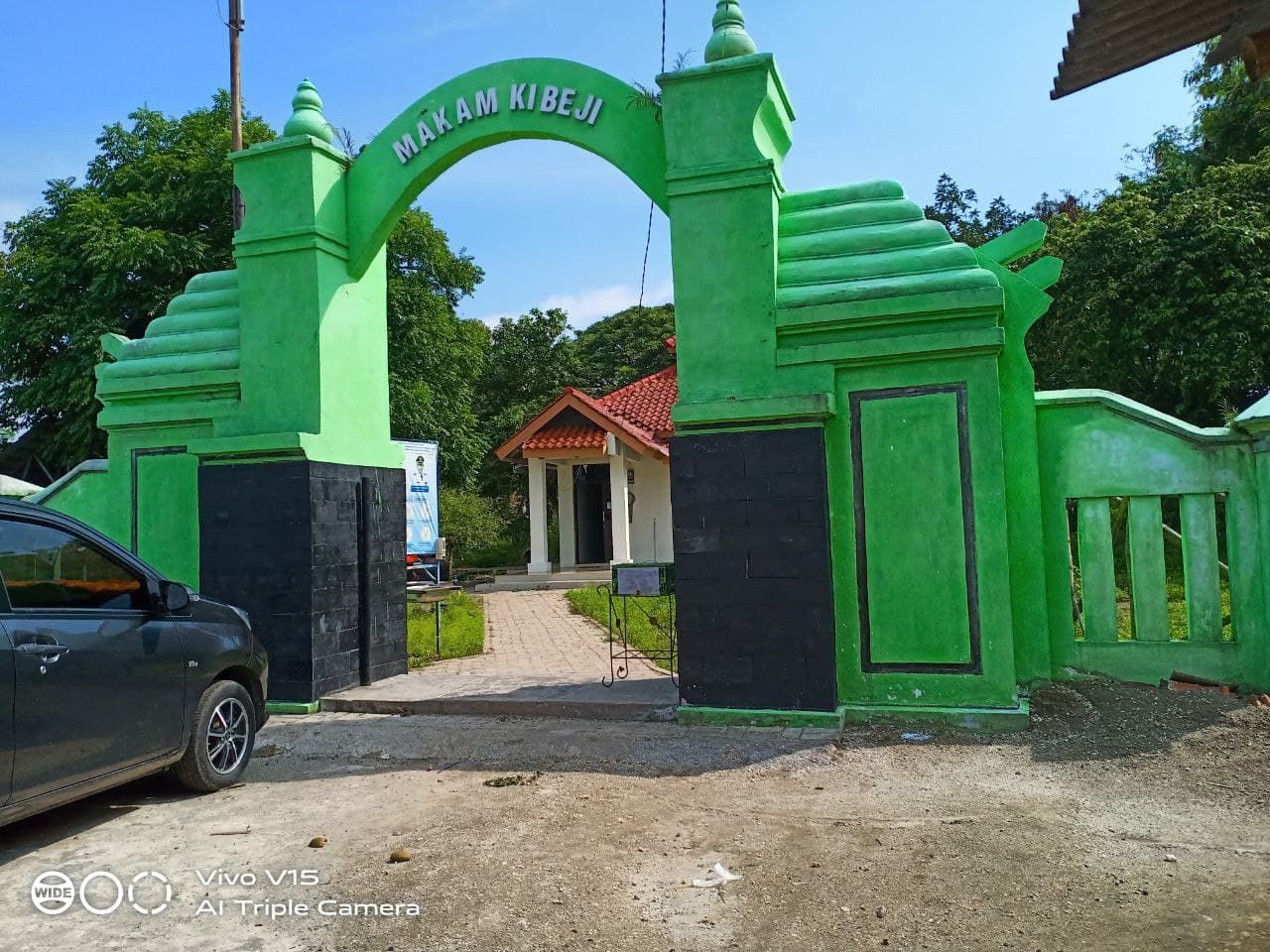Makam Ki Buyut Beji terletak di Kampung Terumbu, Kelurahan Terumbu, Kecamatan Kasemen Kota Serang, Banten.