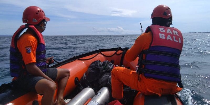 Tim SAR  laut mengerahkan boat  mencari mencari 3 warga yang hilang saat memancing sejak Sabtu 13 Februari 2021.
