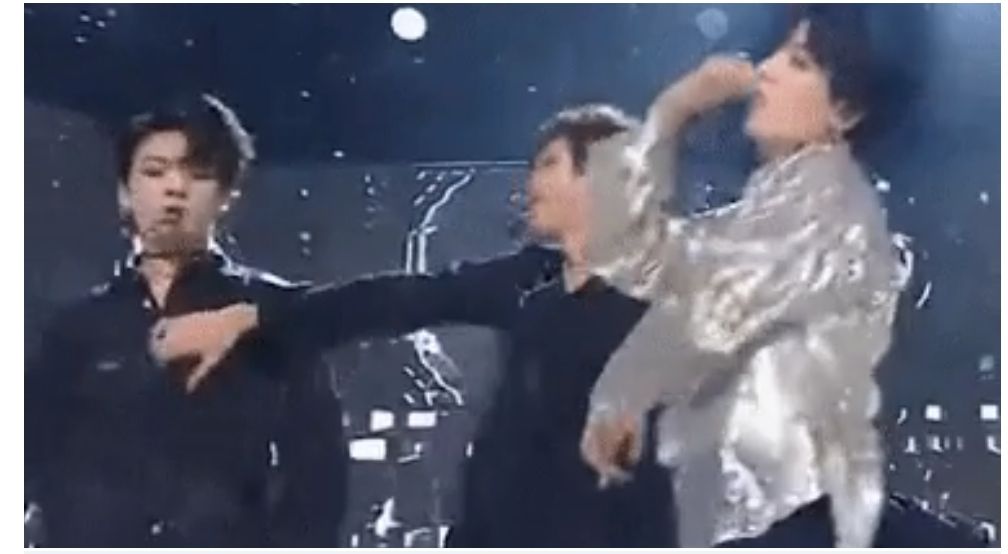 RM tak sengaja merobek baju Jungkook saat penampilan di atas panggung.