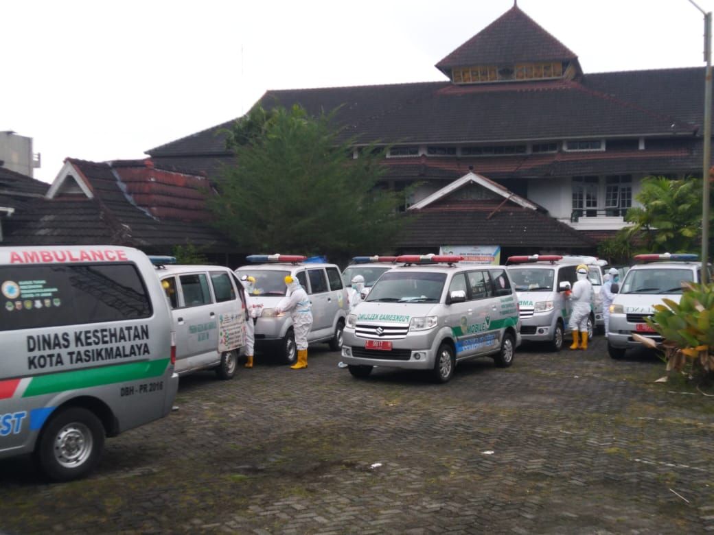 Belasan ambulans dari Pemkot Tasik antar ratusan santri jalani isolasi di Hotel Crown Kota Tasikmalaya, Senin (15/2/2021)*