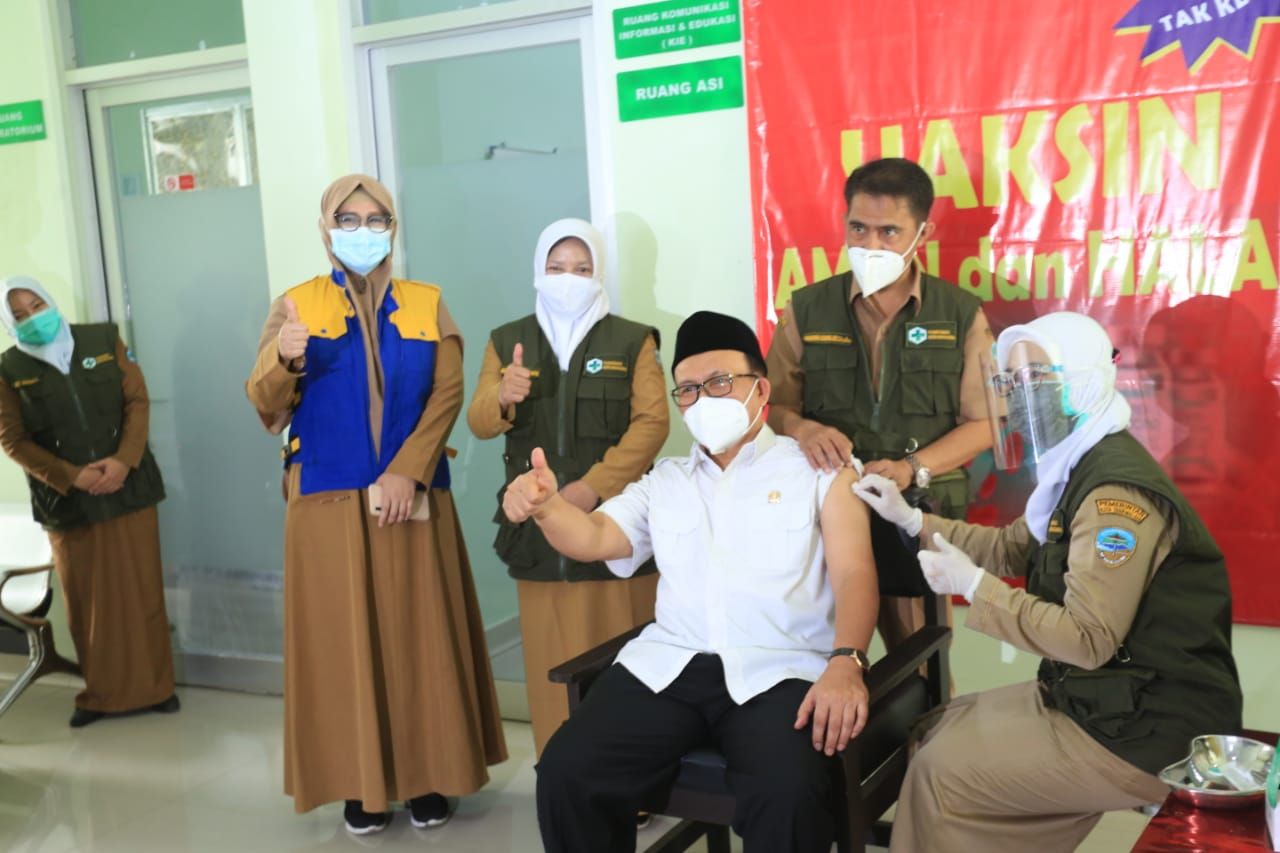 Ketua DPRD Kota Tasik H. Aslim jalani vaksinasi tahap kedua