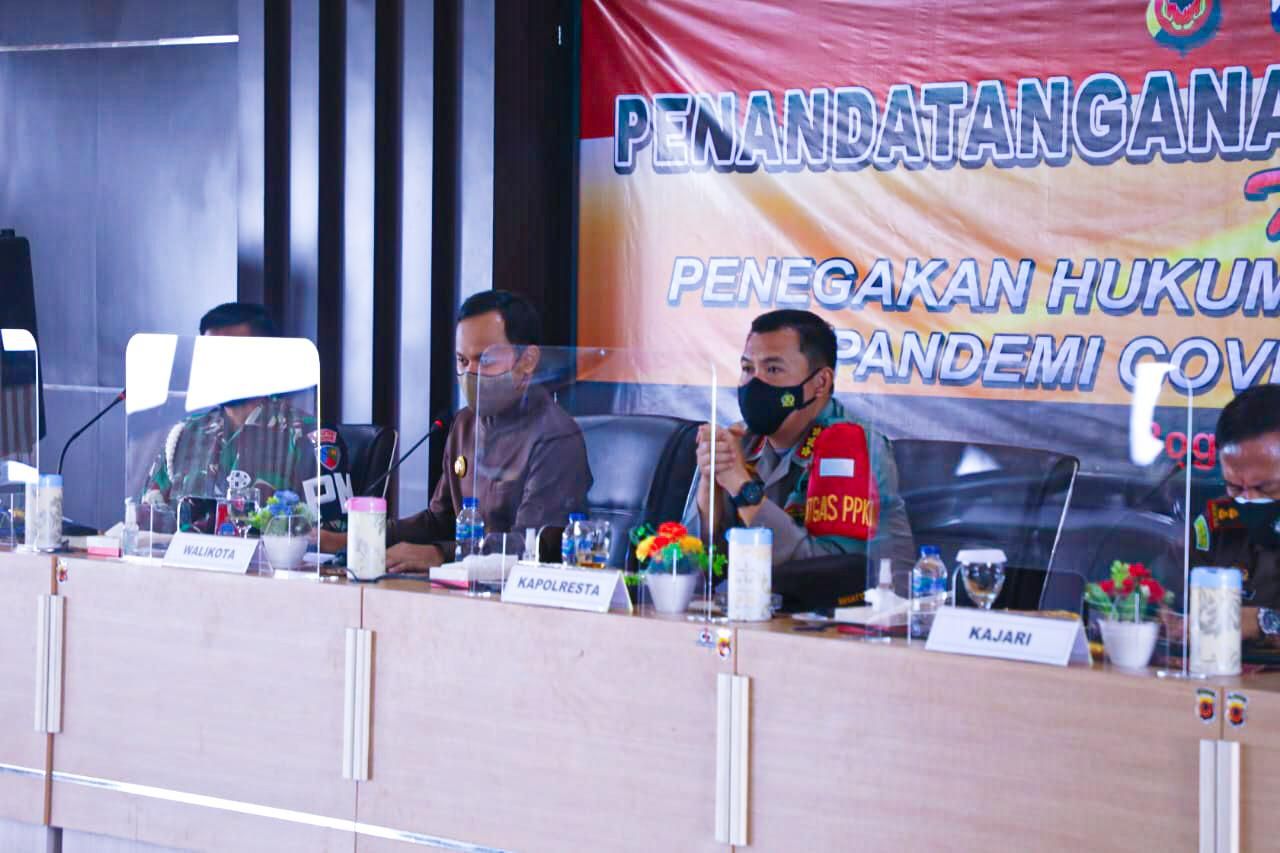Kapolresta Bogor Kota Kombes Pol Susatyo dan Wali Kota Bogor Bima Arya menandatangani kesepakatan tentang pelanggar prokes di Bogor bisa dipidana.*