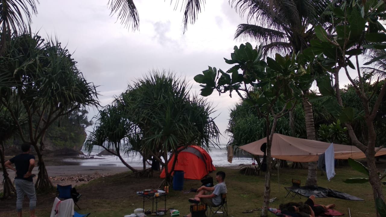 Suasana Camping Pantai Madasari