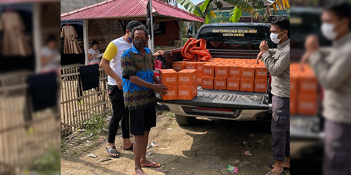 Boks oranye shopee yang diantarkan untuk korban banjir