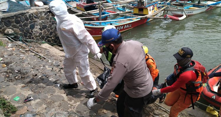 Proses evakuasi warga Kota Bandung yang meninggal dunia usai tenggelam di Pantai Cikaso Garut, Selasa 15 Februari 2021