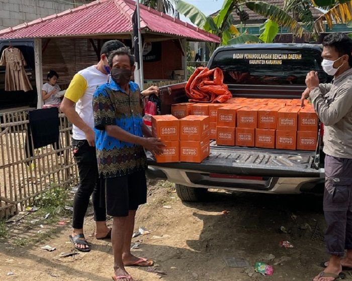 Kardus orange merupakan bantuan dari e-commerce yang dikenal dengan warna orange nya.
