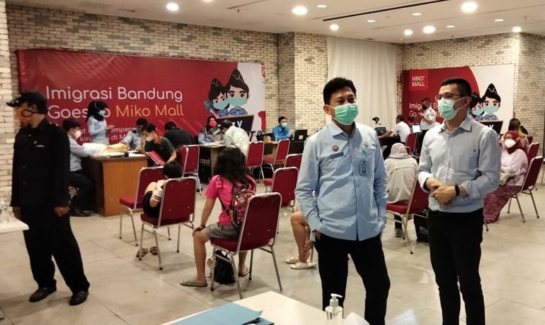 Kepala Divisi Keimigrasian Kanwil Kemenkumham Jabar  Heru Tjondro meninjau pelayanan Eazy Passport di Kantor Imigrasi Kelas I TPI Bandung di Miko Mall..