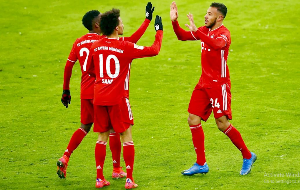 Pemain Bayer Munich merayakan kemenangan usai mencetak gol kegawang Aerminia Bielefeld 