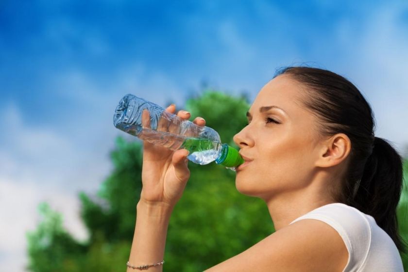 Minum air menjaga tubuh tetap terhidrasi sehingga mengurangi gejala asam urat.*