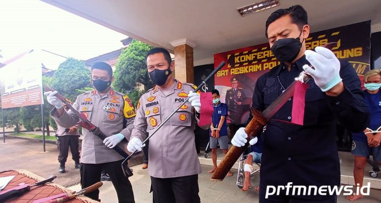  Kapolresta Bandung Kombes Pol Hendra Kurniawan (tengah) memperlihatkan senjata tajam yang digunakan tersangka pembunuhan di Cileunyi, Selasa 16 Februari 2021.