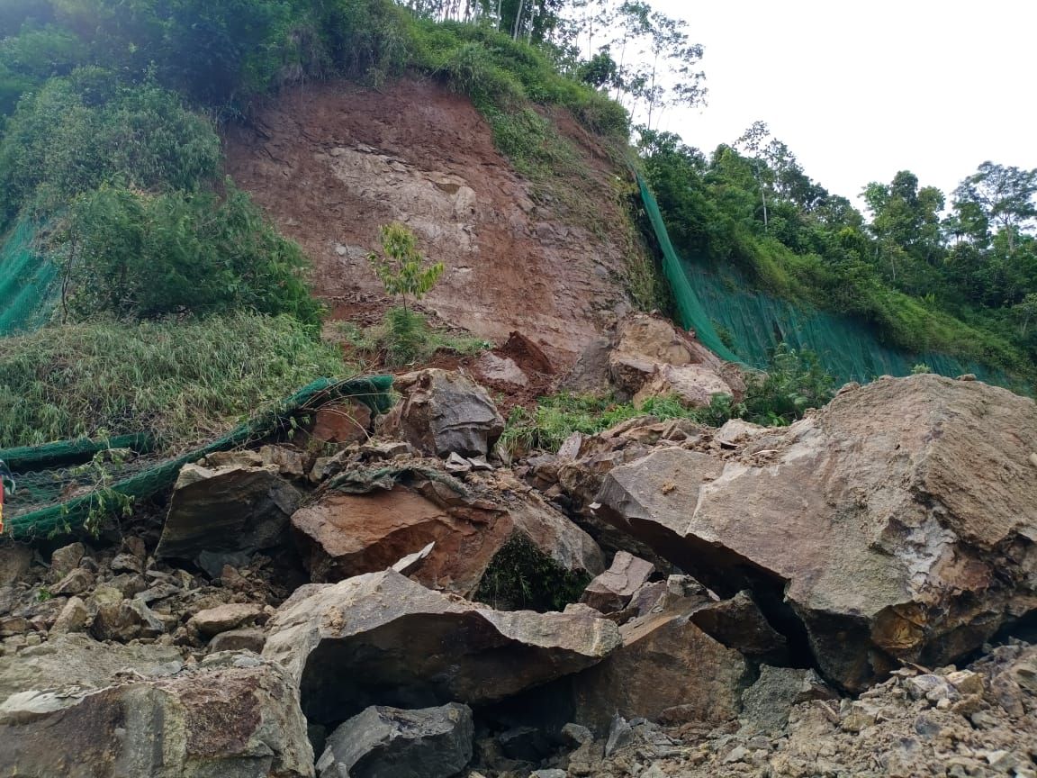 Tebing setinggi 50 Meter di Kampung Cibodas Desa/Kecamatan Naringgul, Kabupaten Cianjur, Jawa Barat ambrol. Akibatnya aksen jalan penghubung dua kabupaten sempat terputus.