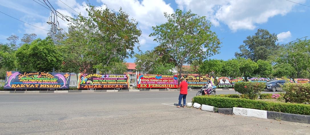 Belasan papan bunga ucapan selamat sebagai Provinsi termiskin di Sumatera, berjejer di depan kantor gubernur Aceh Rabu, 17 Februari 2021.