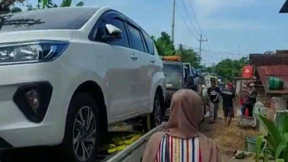 Warga Beli Mobil Berjamaah, Dapat Ganti Rugi Lahan Desa di Tuban Mendadak Jadi Kampung Miliarder/Facebook/