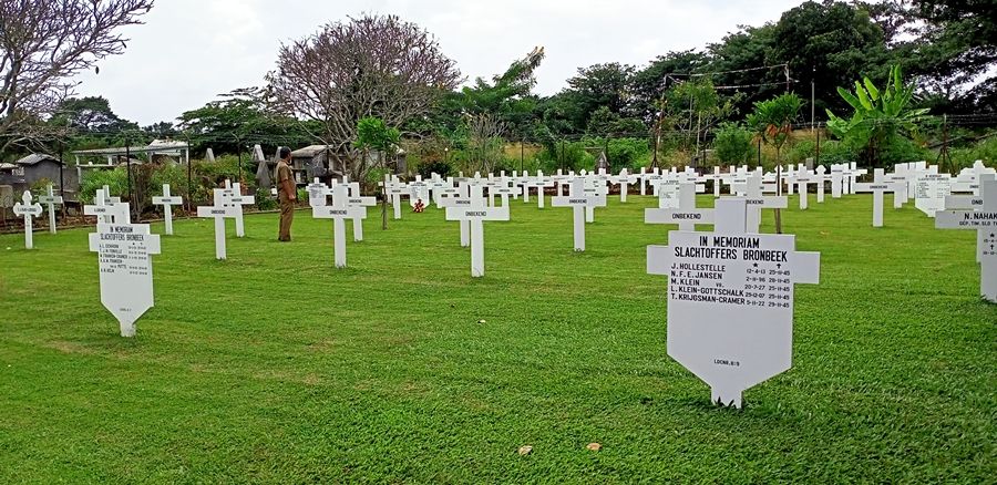 Deretan makam para korban pembunuhan massal di Indisch Bronbeek (kini Jalan Sukajadi) Bandung dahulu, yang dimakamkan di Ereveld Pandu Bandung. 