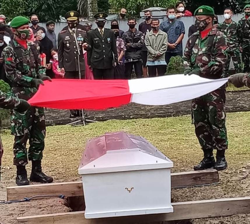 Prosesi upacara pemakaman jenazah Pratu TNI Ginanjar Arianda di TMP Kota Banjar, Rabu, 17 Februari 2021.