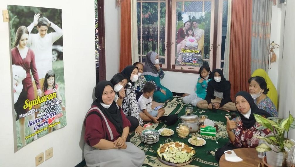 Ibu-Ibu penonton setia Ikatan Cinta merayakan syukuran yang berada di daerah Banyurojo, Magelang, Jawa Tengah.