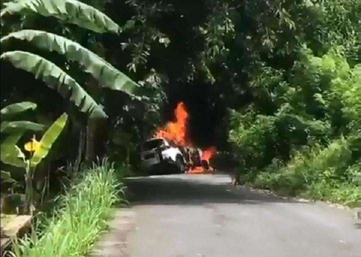 Foto Mobil Athira Farina yang mengalami kecelakaan dan terbakar