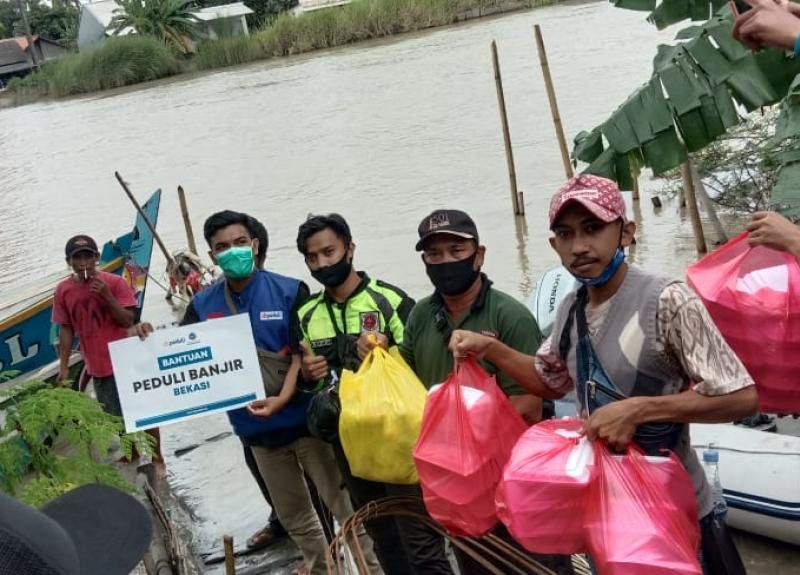 DT Peduli Distribusikan Makanan Siap Saji untuk Warga Terdampak Banjir di Muara Gembong
