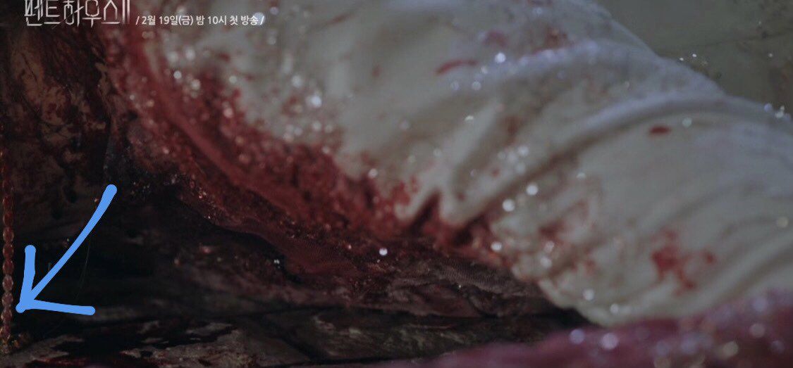 Adegan seseorang jatuh dari tangga dengan penuh darah dalam trailer Penthouse Season 2