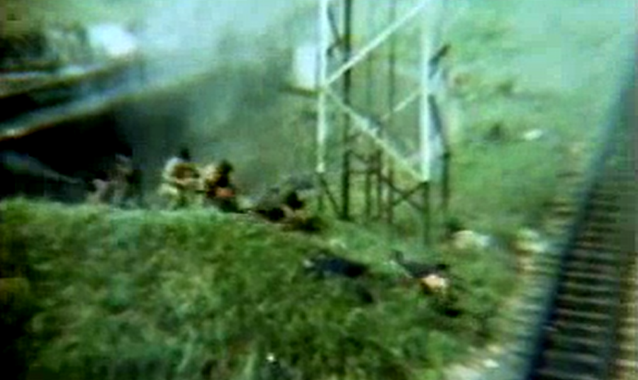 Adegan pertempuran di jembatan putar areal barat rel kereta api Stasiun Bandung, 22 Februari 1946, pada film Bandung Lautan Api produksi Kodam Siliwangi tahun 1974. 