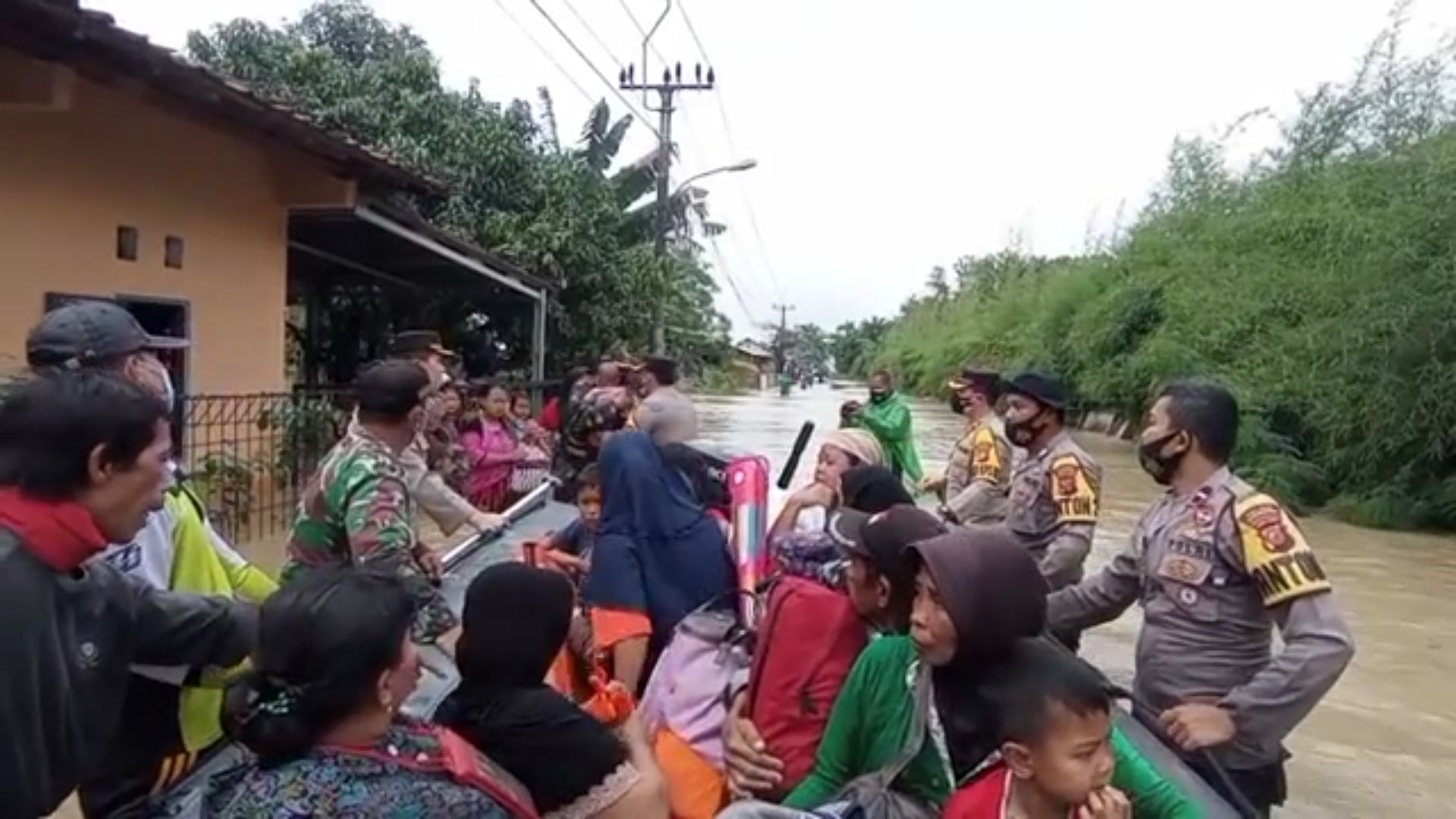 Banjir Kembali Terjadi Di Karawang Sejumlah Rumah Pejabat Ikut Terendam Karawang Post