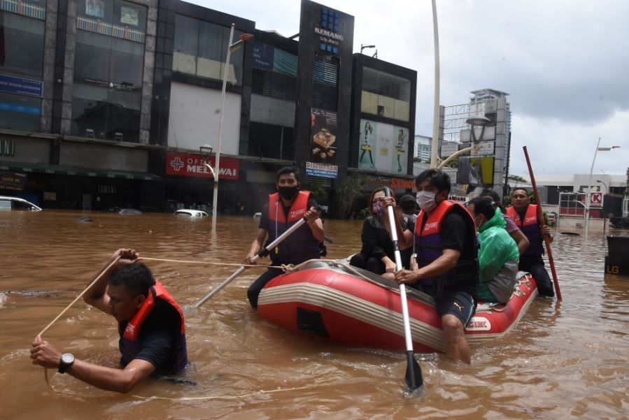 Petugas mengevakuasi warga menggunakan perahu karet saat banjir di kawasan Kemang, Jakarta Selatan, Sabtu 20 Februari 2021. Banjir yang terjadi akibat curah hujan tinggi serta drainase yang buruk membuat kawasan Kemang banjir setinggi 1,5 meter. 