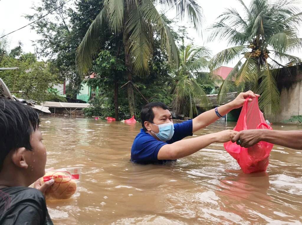 Potret Ketua DPD Partai Demokrat Provinsi DKI Jakarta Santoso menerjang banjir membagikan makanan kepada warga.