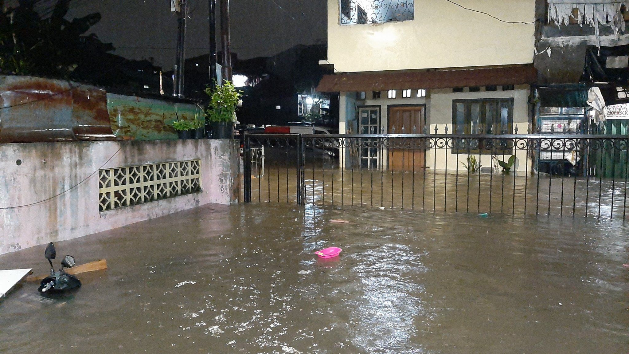 Banjir di Jalan Gandaria Selatan, Cilandak, Jakarta Selatan rendam sepeda motor.