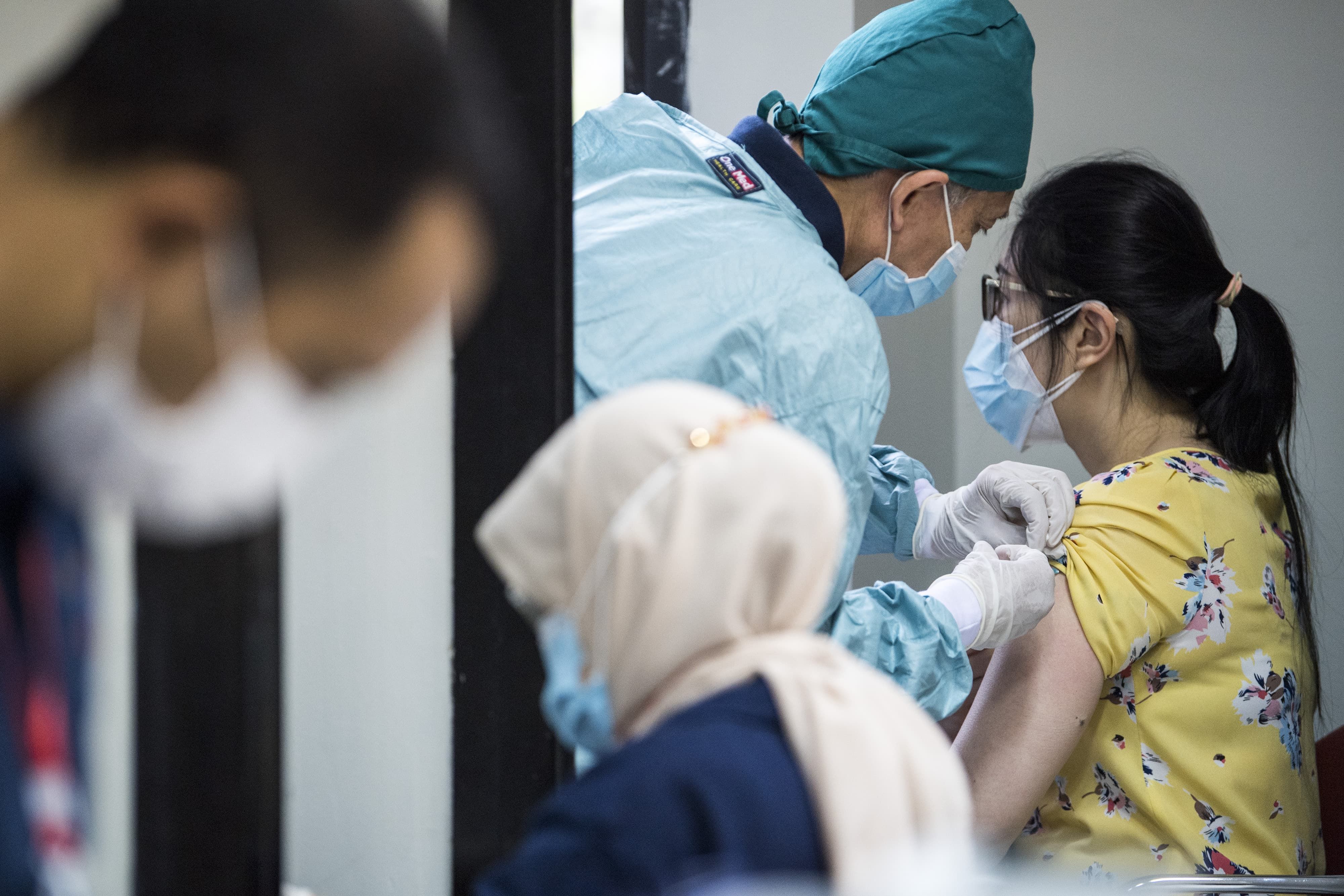 Vaksinator menyuntikan vaksin COVID-19 Sinovac dosis kedua kepada tenaga kesehatan saat Gebyar Vaksin COVID-19 di Gedung Sasana Budaya Ganesha (Sabuga) ITB, Bandung, Jawa Barat pada Rabu, 17 Februari 2021.