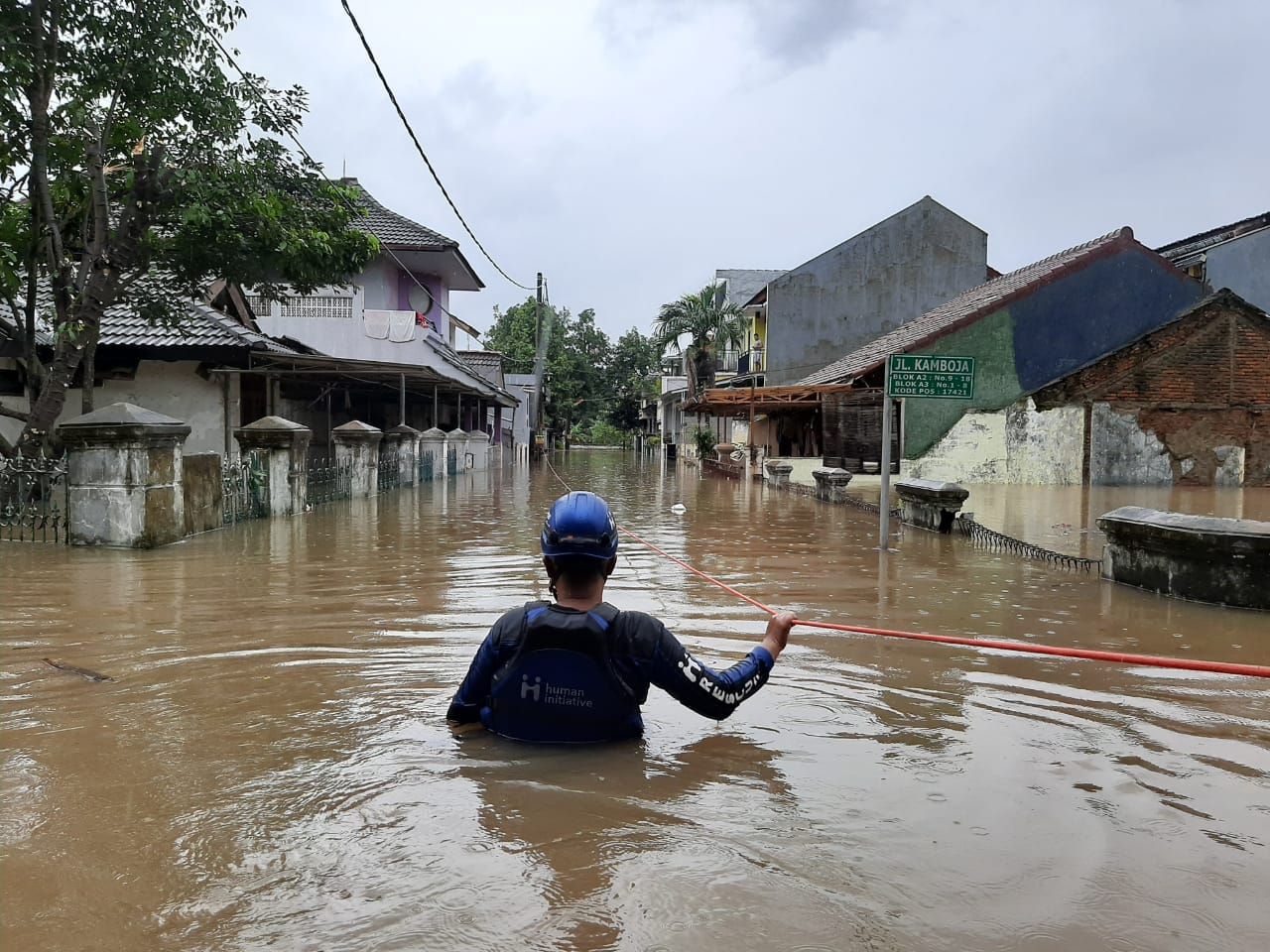 Banjir satu meter di Bekasi.* 