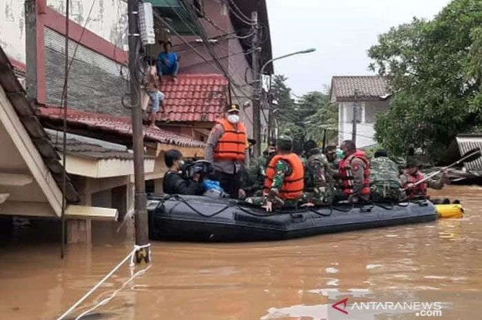 Pangdam Jaya Mayjen Dudung Abdurachman beserta Kapolda Metro Jaya Irjen Pol Fadil Imran menyusuri banjir di RW04 Cipinang Melayu, Jakarta Timur, menggunakan perahu karet, Sabtu (20/2/2021)