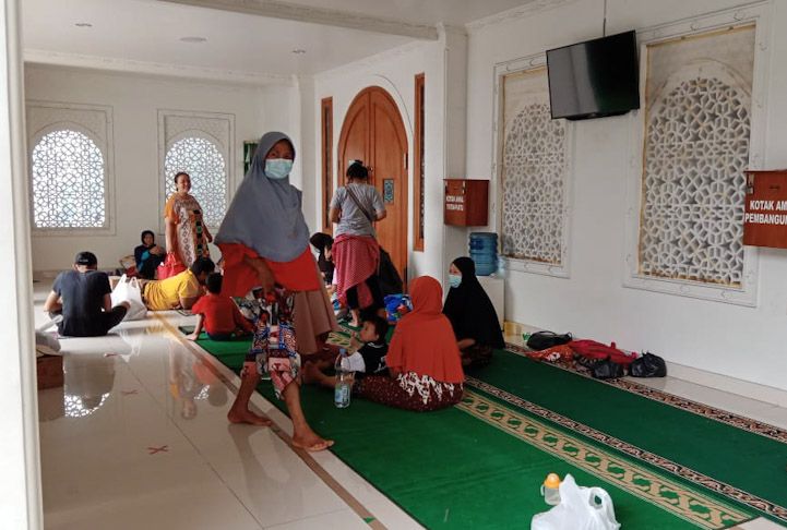 Warga mengungsi di Masjid akibat banjir yang merendam rumah mereka