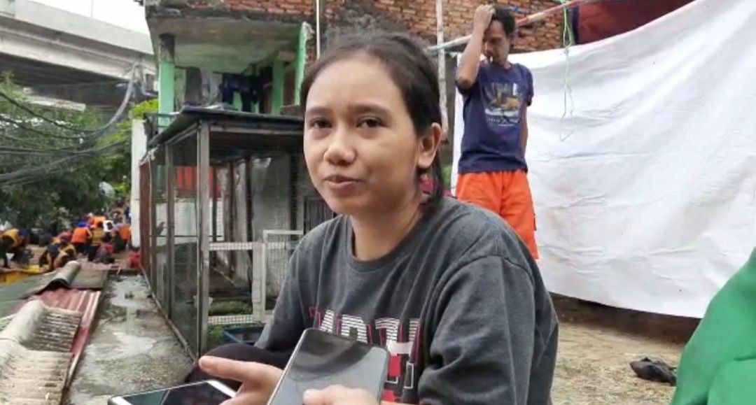 Ilah, Warga RT03/RW 04 Kelurahan Cipinang Melayu, Kecamatan Makasar, Jakarta Timur yang Menjadi Korban Banjir Luapan Kali Sunter