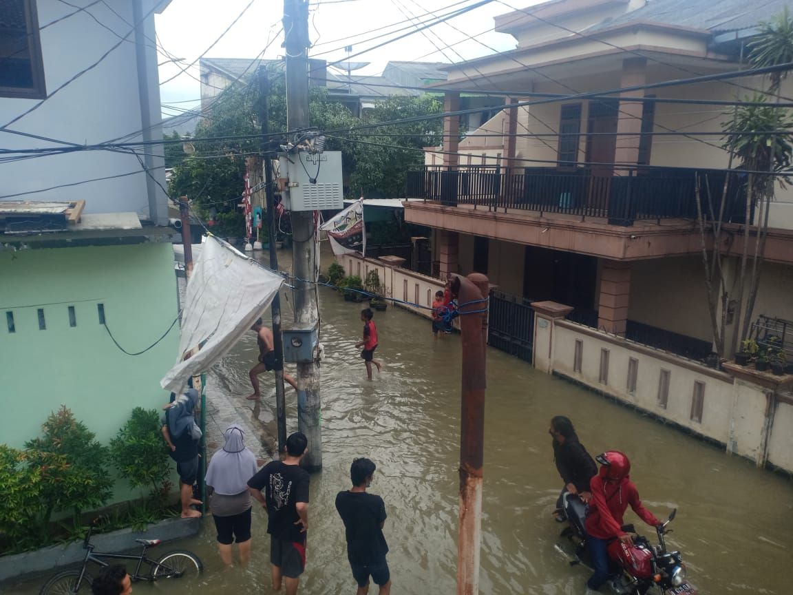 Kehebohan warga saat menemukan 2 ular ketika banjir melanda wilayah Kunciran, Kota Tangerang