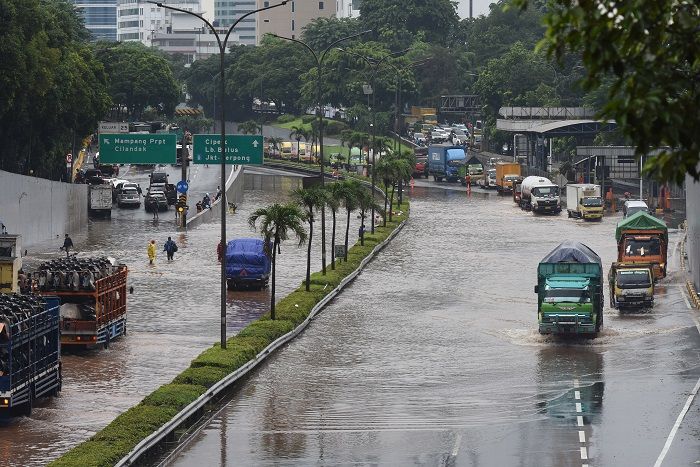Sejumlah kendaraan menerabas genangan banjir di ruas Tol TB Simatupang, Jakarta, Sabtu, 20 Februari 2021.