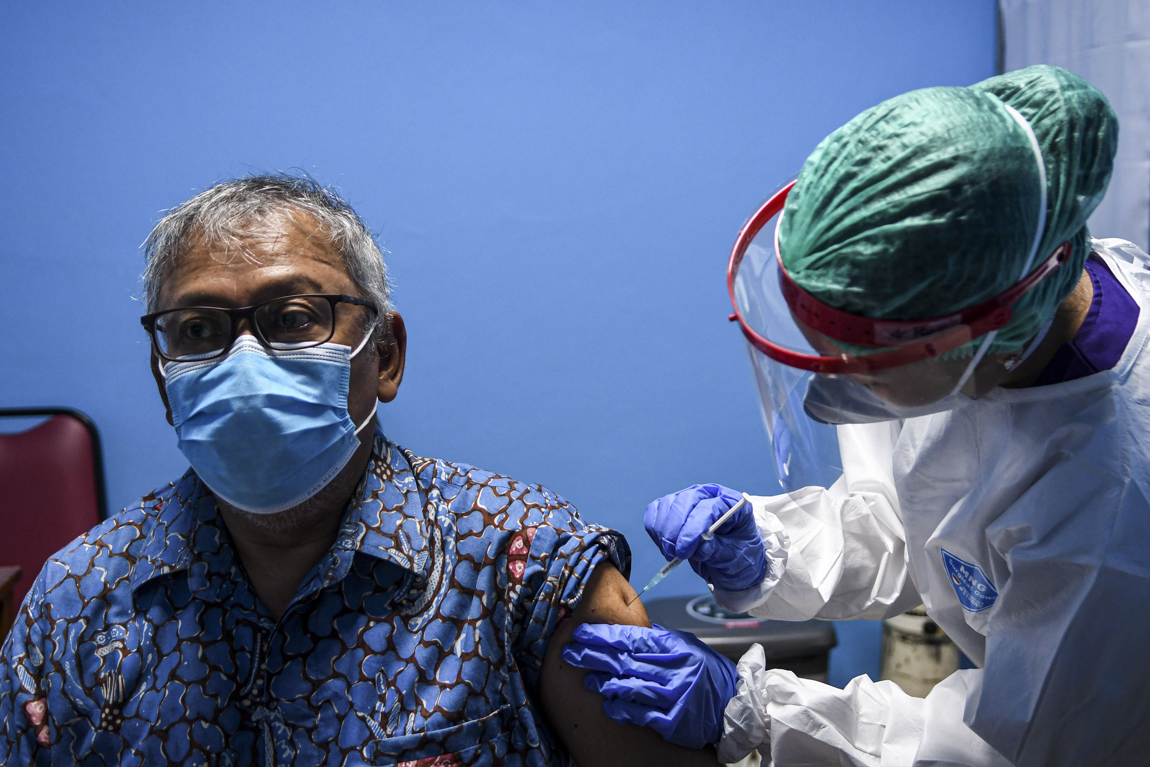 Petugas kesehatan menyuntikkan vaksinasi Covid-19 pada warga lansia di RSUD Tanjung Priok, Jakarta Utara, pada Sabtu, 20 Februari 2021.