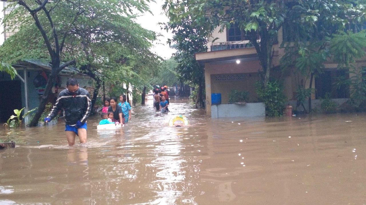 Banjir Hampir 1 Meter Lebih Rendam Pemukiman Warga Lebak Bulus/ Rizal ilmas
